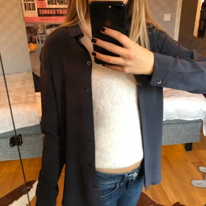 Filippa K skjorta - Superfin blå/lila skjorta från Filippa K i världens skönaste tyg. Storlek XS, använd 2 gånger max