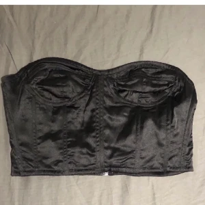 Korsett topp - SÄLJER VÄRLDENS SNYGGSTE KORSETT TOPP! I MYCKT BRA SKICK,  Säljer pga behöver pengar:((💕 buda i kommentarsfältet vid intresse (frakt 59kr)
