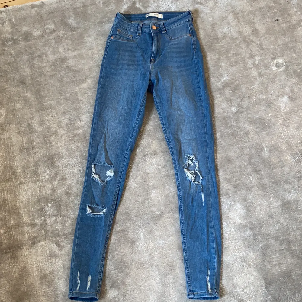 Gina tricot jeans. Modellen molly destroyed jeans. Använda ett fåtal gånger. Jeans & Byxor.