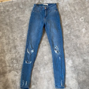 Gina tricot jeans - Gina tricot jeans. Modellen molly destroyed jeans. Använda ett fåtal gånger