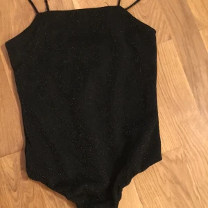 Glittrig spaghetti shoulder  - BikBok storlek XS, body, använd en gång, köpare står för frakt