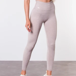 AIMN TIGHTS STRL XS - INTRESSEKOLL! ribbade aimn tights i färgen BEIGE strl xs. Bekväma till träning (squatproof) men även till vardagen! STRETCHIGA. Använd endast 1 gång, NYSKICK! Nypris: 599kr. Säljs för 400kr, frakt tillkommer. Dm för mer bilder! 🧚🏽‍♀️ BUD:420kr