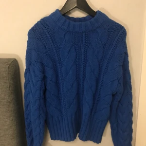 Blå stickad tröja, nypris 500 säljer för 100( använd minst 2 gånger) - Blå stickad tröja 