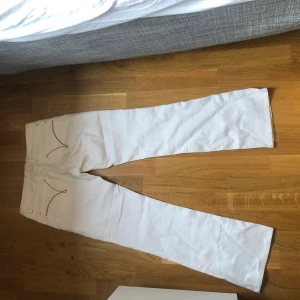Vita raka jeans - Vita raka /lite utsvängda jeans. Storlek 28 i waist, vet inte längden men dom är lite långa på mig som är 157. Skriv för mer bilder. Pris kan diskuteras