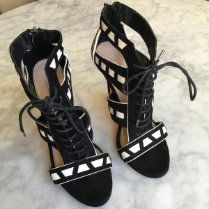 Kurt Geiger Carvela högklackade sandaler  - Härliga högklackade sandaler från Kurt Geiger Carvela. Använda två ggr, ända defekten är två hack i mockat bak på klacken, går att åtgärda. 