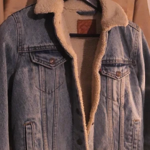 Levi’s fodrad jeansjacka - En levi’s fodrad jeansjacka i strlk 34. Den är väldigt lite använd så den är som ny. (Ord pris är 1499 nypris 550kr!!) + fri frakt🌻