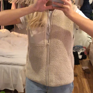 Teddy väst - Jätteskön Teddy väst från Gina tricot i strl M. 