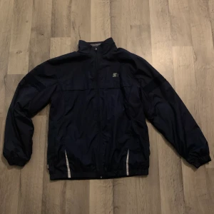 Vintage reflective starter skaljacka - Säljer en vintage starter jacka i storlek s. 