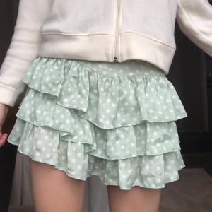 Volangkjol från Zara  - Säljer nu denna volangkjol med ”inbyggda” shorts från Zara! Köpt för ca 1 år sedan men har bara kommit till användning några få gånger efter köpet, därav säljer jag den! Köparen står för frakt! Nypris: 399kr. Pris kan diskuteras! 🌟🌟Bud:215 (+frakt)