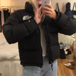 The North Face  - Intressekoll på min north face jacka:) Den är endast använd 1 vinter och jättefint skick ( strl M )😊säljer endast vid bra bud;) nypris 2500kr