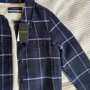 Höstjacka - Super fin rutig höst/vår jacka, köptes på scotch&soda för ett tag sedan, men är helt oanvänd och lappen sitter fortfarande kvar. Jag är vanligtvis storlek s och är 173 cm lång. Med en hoodie under borde den funka perfekt i höst kylan😊