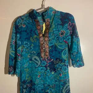 Säljer denna jätteunika blusen som köptes i en butik utomlands. Den har aldrig använts och prislappen är fortfarande kvar. 