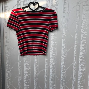 Randig t-shirt - Hej! Säljer en randig t-shirt:) fråga för fler bilder:)🌸