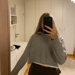Croppad Hoodie - använd Max 5 ggr så den är i mycket bra skick! 🤍 