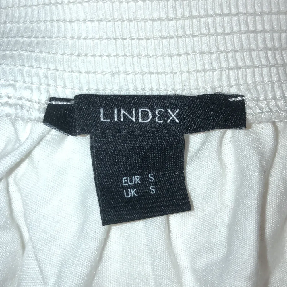 En vit off-shoulder tröja från Lindex . Använder aldrig men den är superfin!. Toppar.