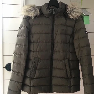 Tommy Hilfiger dunjacka  - Tommy Hilfiger dunjacka. Storlek: M. Färg: khakigrön. skick: mycket gott skick! 