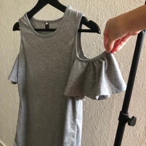 Grå blus/topp i t-shirt tyg  - Storlek M, passar flera storlekar som XS eller S beroende på hur man vill stt den ska sitta 