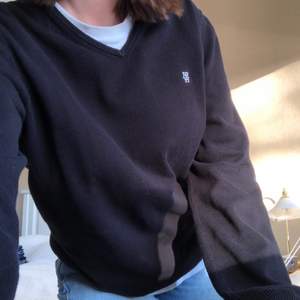 Verkligen jätte snygg v-ringad sweatshirt som passar nu till hösten! Säljer för att den inte har kommit till användning men är i väldigt bra skick. Köparen står för frakt💕 jag är S/M och den sitter oversized på mig 