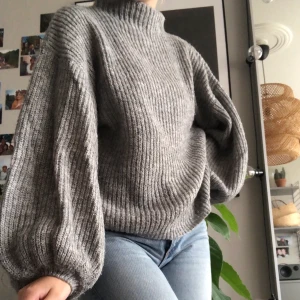 grå stickad tröja - stickad tröja med stora ärmar, så himla fin men använder ej längre 💕💖