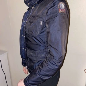 Superfin parajumper  - Säljer min para jumper, blue dessert. fint skick. Nypris ca 5000. Passar s oxå men xs 