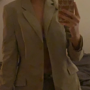 Beige kavaj - Säljer denna jag själv köpt på second hand för 350kr, start pris 50kr, köp direkt 100kr, stoleken är i 44, frakt står köparen för annars kan ja mötas upp