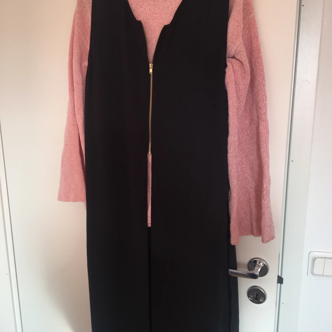 Väst med slitsar/dragkedja.  - 90