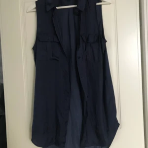 Långt sidenlinne - Sidenskjorta, täcker rumpan. Funkar som klänning eller hänga på axlarna till linne och byxor.