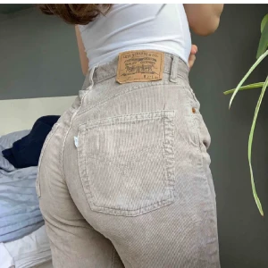LEVIS JEANS - SUPERSNYGGA JEANS FRÅN LEVIS!! W27/L30. Midjemått ca 62 cm, innerbenslängd 68cm💓. FRAKTEN INKLUDERAD💖