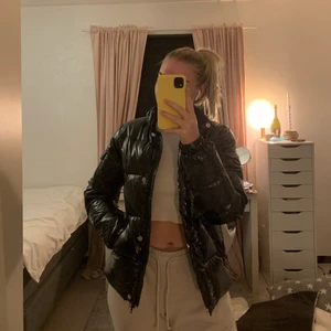 Glansig jacka - Glansig jacka från wolfwear, det är ett litet hål på armen som knappt märks och luvan är borta men annars är den i jättebra skick. Den är jättevarm och passar perfekt på vintern