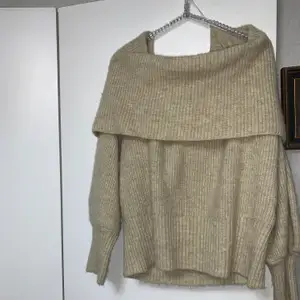 säljer en varm stickad tröja som man även kan ha som of shoulder om man vill. denna tröjan är absolut inte använd många gånger. 