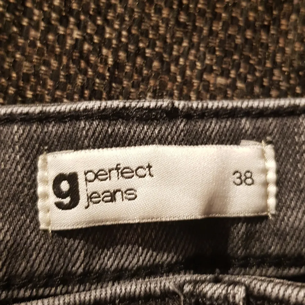 Ett par svarta byxor från ginatricot, de är köpta så att de ser urtvättade ut. Original pris: 500 . Jeans & Byxor.