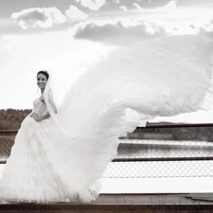 Böllopsklänning - Bröllopsklänning från märket WONÁ Concept - Crystal design. Köpt från Milagro i Stockholm.  Storlek 34.  Tjejen i bilden är 160cm.  Klänningen har även en underkjol som ingår. Även slöjan och diadem som syns på bilden ingår i priset.  Påsydda axelband med pärldesign (går även att ta bort om man vill). Priset kan Diskuteras