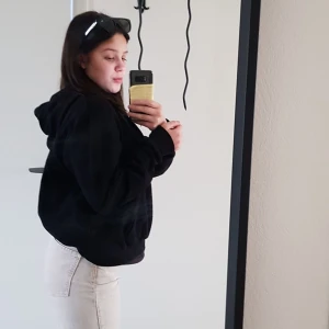 Ginatricot mom jeans storlek 36 - Beige mom jeans från ginatricot, knappt använda, storlek 36. Anledningen att jag säljer dessa är för att de inte kommer till användning. Original pris: 500