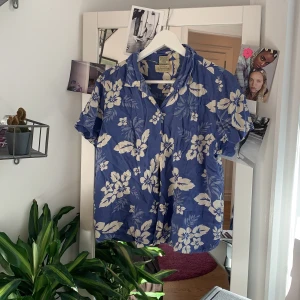 Blommig skjorta  - Vintage skjorta köpt på second hand i new york🌟 eventuell frakt tillkommer❤️ budgivning i kommentarerna vid flera intresserade! Hör av er vid frågor ❤️
