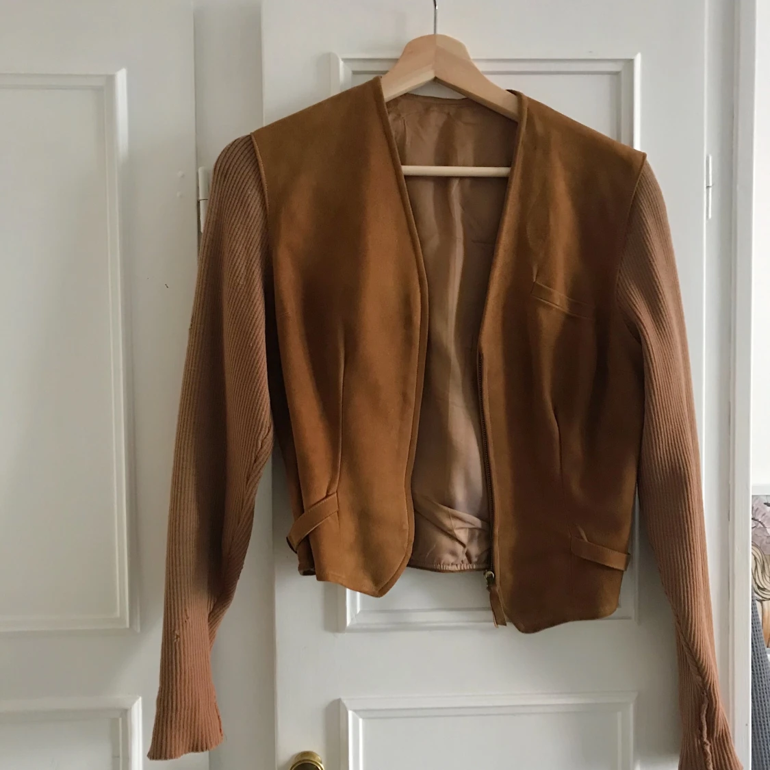 Mockajacka med ribbade ärmar