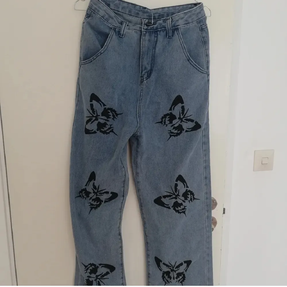 Ett par skit snygga jeans köpta här på plick för 360kr. Säljer tyvärr för att de visade sig vara för stora:(. Den är storlek 36 men passar även 38. Skriv privat om intresse💕💕💕 Frakt tillkommer.. Jeans & Byxor.