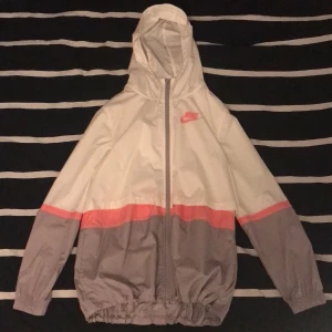 Nike jacka - Säljer denna superfina jacka från Nike. Säljer för att den inte kommer till användning.   Storlek S.