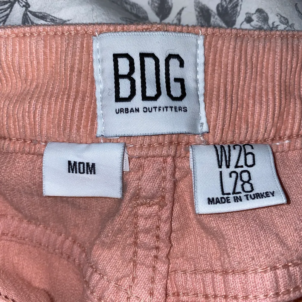 Ett par snygga Manchester MOM jeans från Urban Outfitters i storleken W26 L28, Väldigt små i storleken och passar mig som har storlek S/XS i vanliga fall. Aldrig använda utomhus då jag inte riktigt känt att dom passar min stil men tycker fortfarande att dom är skitsnygga;) Jag är 170-172 cm lång, sitter snyggt på både dom som är längre och kortare<3. Jeans & Byxor.