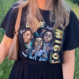 Migos merch  - Säljer denna snygga tisha från migos merch, storlek L och är unisex. Endast använd fåtal gånger. Om jag minns rätt kostade den runt 400kr ny och jag säljer den för 185kr (frakt ingår)💙💜