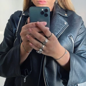 Skinnjacka - Skinnjacka från Linn ahlborgs kollektion med nakd. Använd i ett halvår. Finns ett hål i innertyget som inte syns av utifrån. Buda pris när ni skriver privat!  Bud : 400