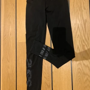 Svea träningsbyxor - Tights från SVEA. Strl 34, men långa i benen på mig som är 167cm.