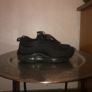 Nike Air Max 97 - Använda, men tvättade och uppfixade. Ordinarie pris: 1800kr pris går absolut att snacka om !!💞