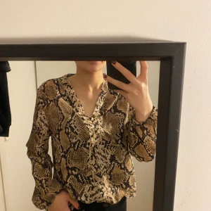 Leopard blus - En fin leopard blus som är lite tight. Passar S och M