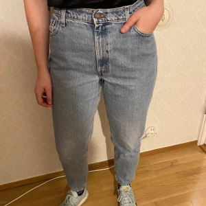 Levi's 550 RELAXED FIT TAPERED LEG - Säljer mina superhärliga Levi's 550, relaxed fit. Bra skick,  normalt slitage insida lår. Uppskattar storleken till W30, står reg 12 s i dom. 