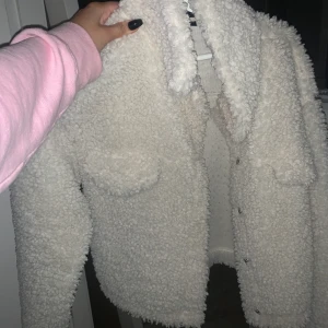 VIT JACKA - Säljer min fina teddyjacka från ginatricot☺️ Köparen står för frakten! Knappt använd.
