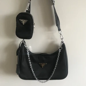 Prada väska - Prada väska (fejk). Har alla detaljer som en riktigt har och är väl syd. Svarat endast på bud över 1000kr! 