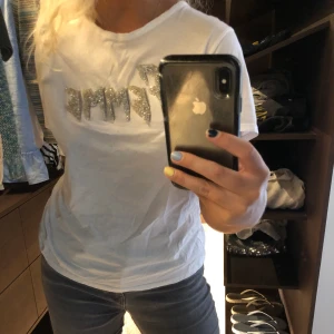 Snygg T-shirt - Luftig tshirt med glittrigt tryck✨🤍