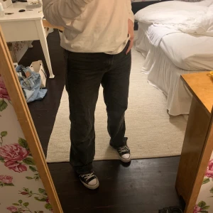 Zara jeans långa  - Säljer mina straight jeans från zara. Skitsnygga och passar på mig som är 160 lång men vet att min kompis som är 174 har de lite på höften och de e ändå långa på henne