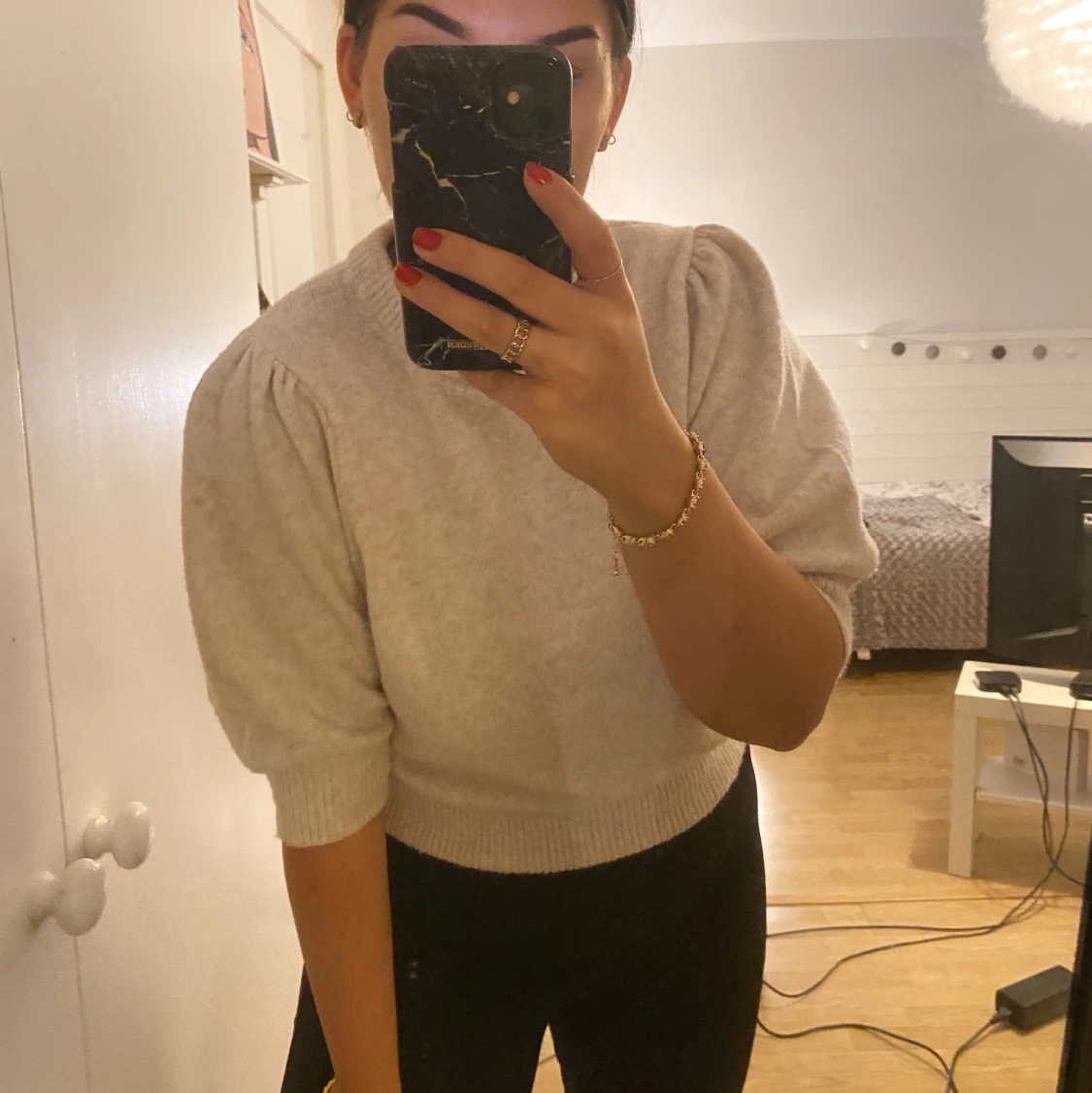 Stickad tröja med puffärm - 90