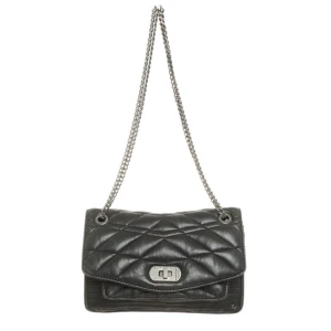 Zadig Voltaire Väska - Jätte fin väska från Zadig i en modell som inte säljs längre! Modellen heter ”Zadig&Voltaire matelassé”. Älskar denna väska för den är så rymlig men ändå snygg. Kostar runt 4000-5000 på nypris! Kan sälja billigare vid snabb affär 😊